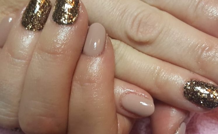 nude sparkly nails